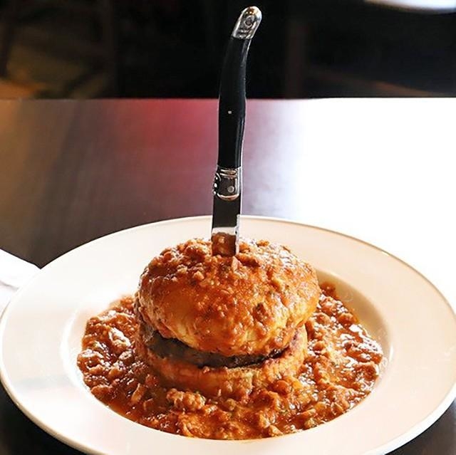 ナイフが刺さったハンバーガー「スロッパー」