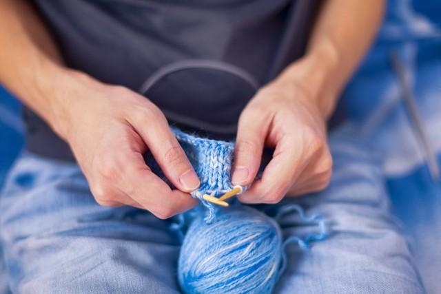 男性が編み物をするのはおかしなことなのでしょうか？　※画像はイメージです（Stepan Popov/stock.adobe.com）