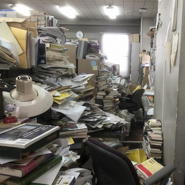 机も棚も山積み なのに 引っ越し荷物は段ボール2箱まで だと 激震走る新潮社編集部のカオスっぷりが話題 神戸新聞next 連載 特集 話題