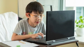 息子がSNSで出会った「顔も知らない人」を友達だと断言するのが不安です（Natcharlai/stock.adobe.com）