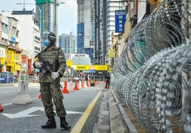 昨年5月のロックダウン時のマレーシア・クアラルンプール市街。外出制限が守られないため、軍も出動した＝hafizjohari(c)123RF.COM