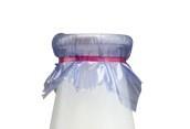 かつて、給食の牛乳といえば、紙栓に覆いがあって赤い紐で縛ってあるやつでした（関牛乳HPより）