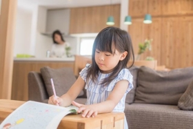 漢字や計算もマスターしたいですが…中学受験のためには、小学校低学年の夏休みにやっておきたい「もっと大切なこと」があるのです（tomoco_sozai/stock.adobe.com）