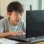 息子がSNSで出会った「顔も知らない人」を友達だと断言するのが不安です（Natcharlai/stock.adobe.com）