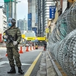 昨年5月のロックダウン時のマレーシア・クアラルンプール市街。外出制限が守られないため、軍も出動した＝hafizjohari(c)123RF.COM