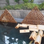 美しい、二等辺三角形のピラミッド。いったいどれぐらいかかって作ったのでしょう？（テルメ金沢公式ツイッターより）