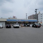 現金２５００万円強奪事件のあった名古屋市内のコンビニ駐車場。かなりの広さがある(撮影・小川泰平)