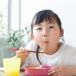 給食がなくなる夏休みは、働くママたちにとって「お昼ごはん」の用意が必要になる「試練の季節」です（ucchie79/stock.adobe.com）