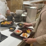 料理をシェフが1皿ずつ取り分けるスタイルに（提供）