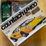 1/24サイズのプラモデル。カウンタックは定番だった。スピード合戦が過熱し、このように単三乾電池を4本積むものも現れた。
