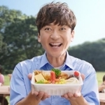 丸亀製麺のCMに登場する国分太一さん（提供）