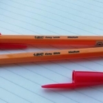 筆者も職場で愛用するオレンジビックの赤色＝20日、兵庫県内