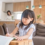 漢字や計算もマスターしたいですが…中学受験のためには、小学校低学年の夏休みにやっておきたい「もっと大切なこと」があるのです（tomoco_sozai/stock.adobe.com）