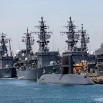 停泊中の海上自衛隊の護衛艦と潜水艦（w_p_o/stock.adobe.com）