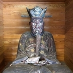 熊本・来迎院にまつられる閻魔大王の像（大宝山來迎院提供）