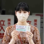 ワクチン接種を終えた学生と、もれなくもらえる550円分のクーポン券