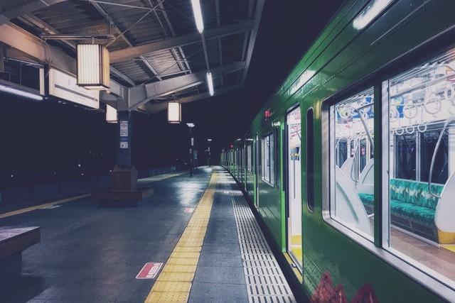 駅に停車中の電車　※イメージ写真（ohira02/stock.adobe.com) 