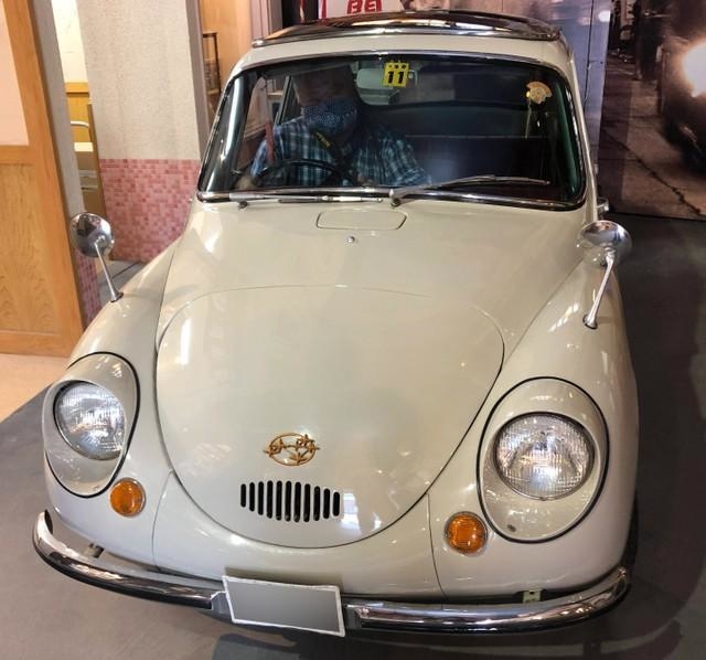 排気量360cc時代の軽自動車。現在の平均的な日本人の体格だとちょっと狭い。