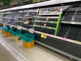 ほぼ全ての商品が失われたスーパーの生鮮食品コーナー※おーらいんれっこーさん提供