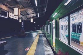 駅に停車中の電車　※イメージ写真（ohira02/stock.adobe.com) 
