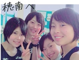 地元紙に掲載された高校陸上部時代の思い出の写真。写真左から森京香さん、前田穂南選手、加賀山恵奈さん、加賀山美里さん