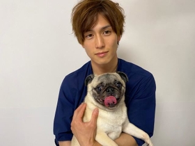 ボートレース界屈指のイケメンレーサー、永井彪也に抱っこされるアロハちゃん。ふだんはのんびり屋だけど、おすましポーズで