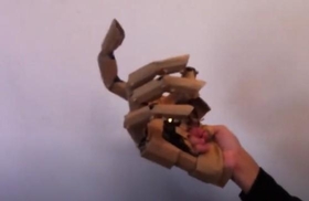 ペーパークラフトロボットアーム（吉藤オリィさん提供）
