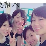 地元紙に掲載された高校陸上部時代の思い出の写真。写真左から森京香さん、前田穂南選手、加賀山恵奈さん、加賀山美里さん