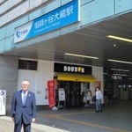 現場近くとなる小田急祖師ヶ谷大蔵駅前に立つ小川泰平氏（本人提供）