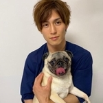 ボートレース界屈指のイケメンレーサー、永井彪也に抱っこされるアロハちゃん。ふだんはのんびり屋だけど、おすましポーズで