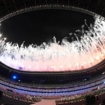 東京五輪閉会式のフィナーレ花火＝国立競技場