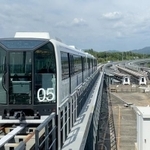 静かに静かに駅を出て行くリニモ