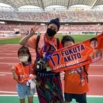 アルビレックス新潟の応援に来たささこさん（中央）と蒼くん、左は妹さん。