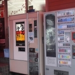 話題のレトロ自販機（左）と隣に並ぶ「PloomX」の自販機