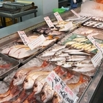 角上魚類の店頭… 時期や魚種にもよりますが、一般的なスーパーマーケットの半値から3分の1程度で購入できるものもあります