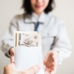 手取り25万円でキツイと思うことは？（hikdaigaku86/stock.adobe.com）