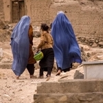 カブール近くの墓地を歩くブルカの女性と少女（timsimages.uk/stock.adobe.com）