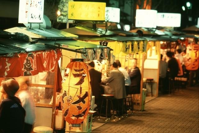 福岡といえば、こんな風景を思い出す人も多いのでは？…中洲の屋台の様子（Paylessimages/stock.adobe.com）