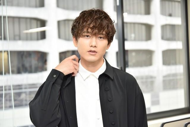 作品選びのポイントを語る、水石亜飛夢（撮影：石井隼人）