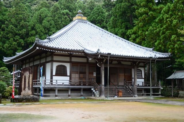 補陀洛山寺の本堂。いまからおよそ30年前、1990年に再建されました。