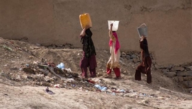 カブールで水を運ぶ女性たち（timsimages.uk/stock.adobe.com）