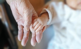 100歳違いのおばあちゃんとひ孫の手※イメージ写真（ピアピア/stock.adobe.com）