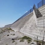 巨大な防潮堤の先は浜名湖、左は太平洋