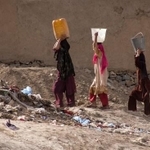 カブールで水を運ぶ女性たち（timsimages.uk/stock.adobe.com）