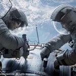 宇宙空間に投げ出されてしまった宇宙飛行士たちの極限的状況を描いたSFドラマ『ゼロ・グラビティ』（提供画像）