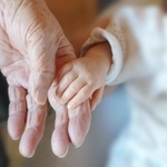 100歳違いのおばあちゃんとひ孫の手※イメージ写真（ピアピア/stock.adobe.com）