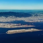 市街地に近い人工島につくられた神戸空港（coward_lion/stock.adobe.com）