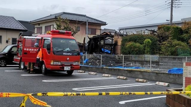 全焼した住宅跡から２人の遺体が見つかった現場＝山梨県甲府市(撮影・小川泰平)