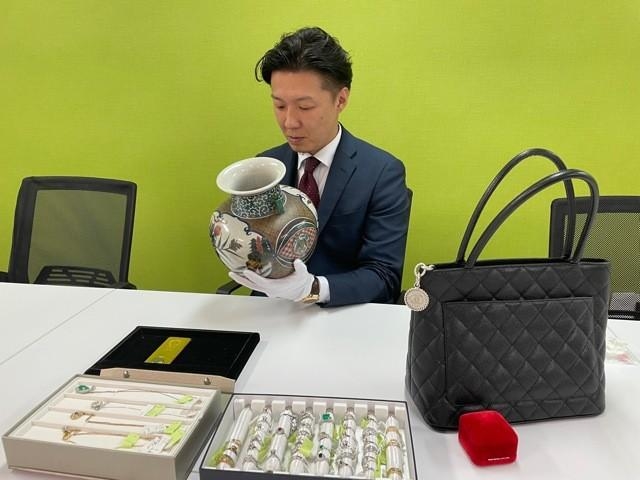 骨董品からバッグ、宝石などさまざまなモノが持ち込まれる