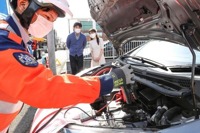 「バッテリー上がり」で出動したJAF隊員（日本自動車連盟提供）